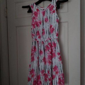 Darbee Girls Floral Sleeveless Dress Fits girls 11 years old according to tag